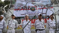Tampak mobil komando disiapkan massa di depan gedung KPU. 