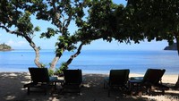 Jangan lewatkan indahnya Labuan Bajo dengan santai dan berjemur di tepi pantai. Dijamin kamu akan betah berlama-lama (Randy/detikcom) 