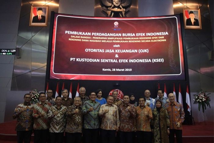 Peresmian program penyederhanaan pembukaan rekening efek dan dana nasabah secara elektronik (Foto: dok. OJK) Peresmian program penyederhanaan pembukaan rekening efek dan dana nasabah secara elektronik (Foto: dok. OJK)