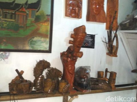 Warga Sukabumi Sulap Limbah Bonggol Kelapa Menjadi Karya Seni