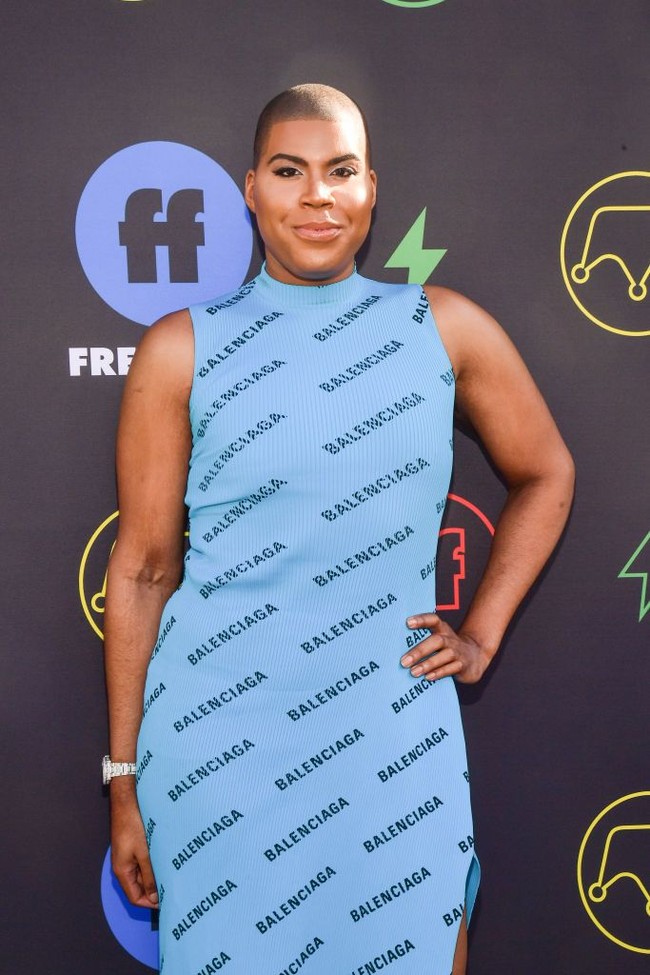 Tampak logo Balenciaga menghiasi hampir di seluruh bagian gaun tanpa lengan itu. Ditengok di situsnya, gaun tersebut dijual seharga US$ 1.790 atau sekitar Rp 25 juta. Foto: Getty Images