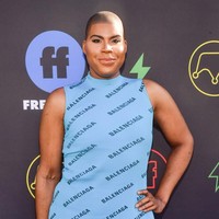 Tampak logo Balenciaga menghiasi hampir di seluruh bagian gaun tanpa lengan itu. Ditengok di situsnya, gaun tersebut dijual seharga US$ 1.790 atau sekitar Rp 25 juta. Foto: Getty Images