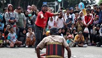 Begini aksi jatilan yang dilakukan di kawasan CFD, Jakarta, Minggu (31/3/2019).