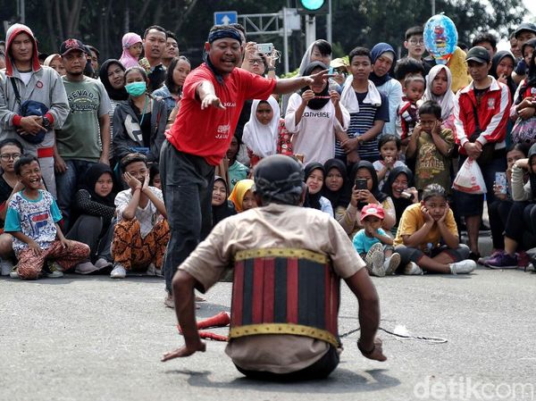 Antusias Warga Nonton Aksi Jatilan di CFD