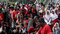 Ragam ekspresi warga yang menyaksikan atraksi jatilan.