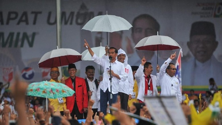 Jokowi Tetap Orasi Kampanye Meski Hujan Mengguyur Jokowi Tetap Orasi Kampanye Meski Hujan Mengguyur