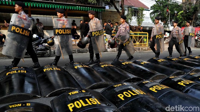 Apel Siaga 313 digelar di depan gedung KPU hari ini. Sebanyak 4.311 personel gabungan TNI-Polri dikerahkan.