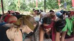 Bird Box Challenge? Bukan, Ini Blindfold Yoga untuk Luapkan Emosi Terpendam