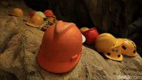  Jangan lupa pakai helm pengaman jika ingin masuk ke dalam gua (Randy/detikcom)
