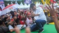 Jokowi pagi tadi berkampanye di Lapangan Karebosi, Makassar. Jokowi menemui pendukungnya dan tak lupa berfoto bersama (Dok. Istimewa)