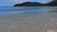 Ombak yang tenang dan pantai pasir putih. Kombinasi yang tepat untuk menikmati pesona Labuan Bajo (Randy/detikcom) 