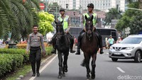Bahkan polisi berkuda juga berjaga disekitar lokasi.