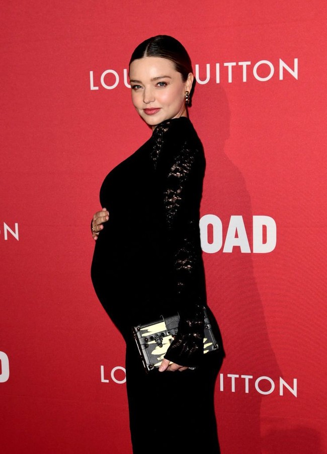 Mantan model Victorias Secret ini tetap bisa tampil stylish dan seksi meskipun tengah berbadan dua. Ini gaya Miranda Kerr bergaun hitam ketat saat masih hamil anak kedua, atau anak pertamanya dari suami Evan Spiegel, Hart. Foto: Kevork Djansezian/Getty Images