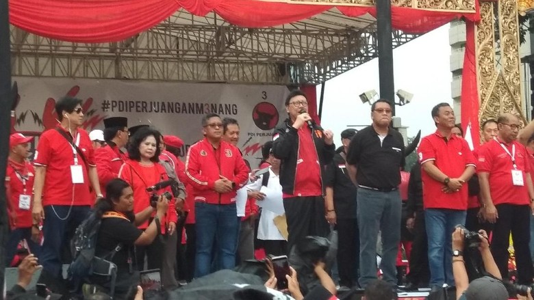 Hadiri Kampanye Terbuka PDIP, Tjahjo Minta Kader Menangkan Jokowi Hadiri Kampanye Terbuka PDIP, Tjahjo Minta Kader Menangkan Jokowi
