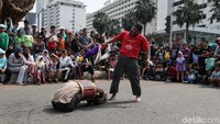 Aksi tersebut dilakukan untuk menghibur sekaligus memperkenalkan budaya seni jatilan kepada warga.