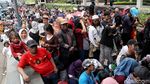 Antrean Warga Jajal MRT Menumpuk di Stasiun Bundaran HI