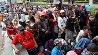 Begini penampakan antrean warga yang ingin menjajal MRT Jakarta.