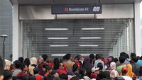 Tumpukan penumpang di depan Stasiun Bundaran HI, Jakarta.