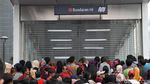 Antrean Warga Jajal MRT Menumpuk di Stasiun Bundaran HI