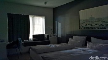 Indoor malam. Ini adalah mode super low light yang digunakan dalam kondisi nyaris tidak ada cahaya dan benda-benda di ruangan aslinya tidak terlihat tidak terlihat (kondisi malam hari, lampu kamar dimatikan, hanya sedikit cahaya dari lampu di luar dari arah jendela). Foto: Rachmatunnisa/detikINET