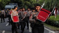 Sejumlah kendaraan taktis juga diturunkan petugas.