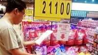 Ternyata, tak hanya ibu-ibu saja ya yang gemar berburu promo. Lihat belanjaan bapak ini. Juara!