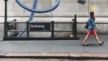 Ben membuat gambar doodlenya seoalah saling berinteraksi dengan manusia sungguhan dengan cara yang lucu dan juga nakal. (Foto: Instagram/subwaydoodle)
