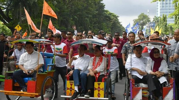 Jokowi dan Iriana naik becak saat kampanye di Makassar /