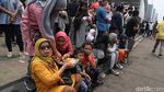 Antrean Warga Jajal MRT Menumpuk di Stasiun Bundaran HI