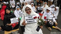 Beberapa dari massa aksi membawa atribut seperti poster.