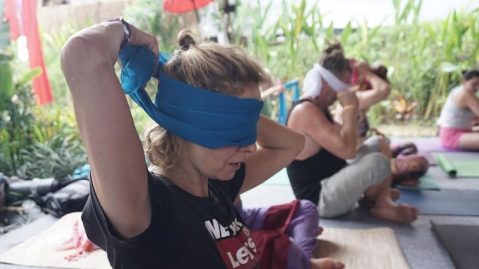 Sesuai namanya, blindfolded yoga dilakukan dengan penutup mata (Foto: Khadijah Nur Azizah/detikHealth) Sesuai namanya, blindfolded yoga dilakukan dengan penutup mata (Foto: Khadijah Nur Azizah/detikHealth)