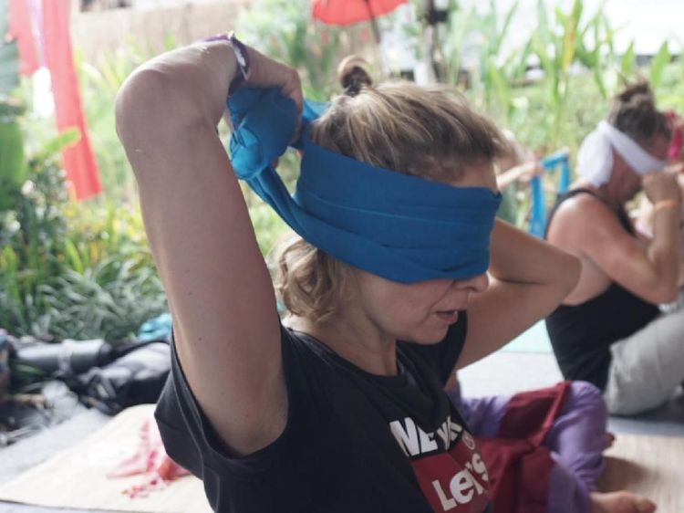 Bird Box Challenge? Bukan, Ini Blindfold Yoga untuk Luapkan Emosi Terpendam