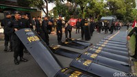 Personel juga sudah menggelar apel di depan KPU.