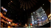 Di Berlin, Jerman, aksi Earth Hour di gelar di Sony Center, Potsdamer Square. REUTERS/Fabrizio Bensch.