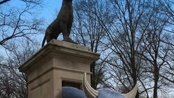 Kini ia mengajak doodle monsternya keluar dari subway dan keliling kota. (Foto: Instagram/subwaydoodle)