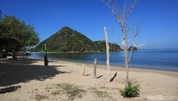 Pantai pasir putih yang umum dijumpai di Labuan Bajo. Pulau dengan bukit hijau kembali jadi latarnya (Randy/detikcom) 