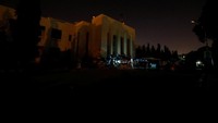 Pakistan pun ikut kampanye Earth Hour di kawasan Karachi, tepatnya di gedung majelis Provinsi Sindh. REUTERS/Akhtar Soomro.