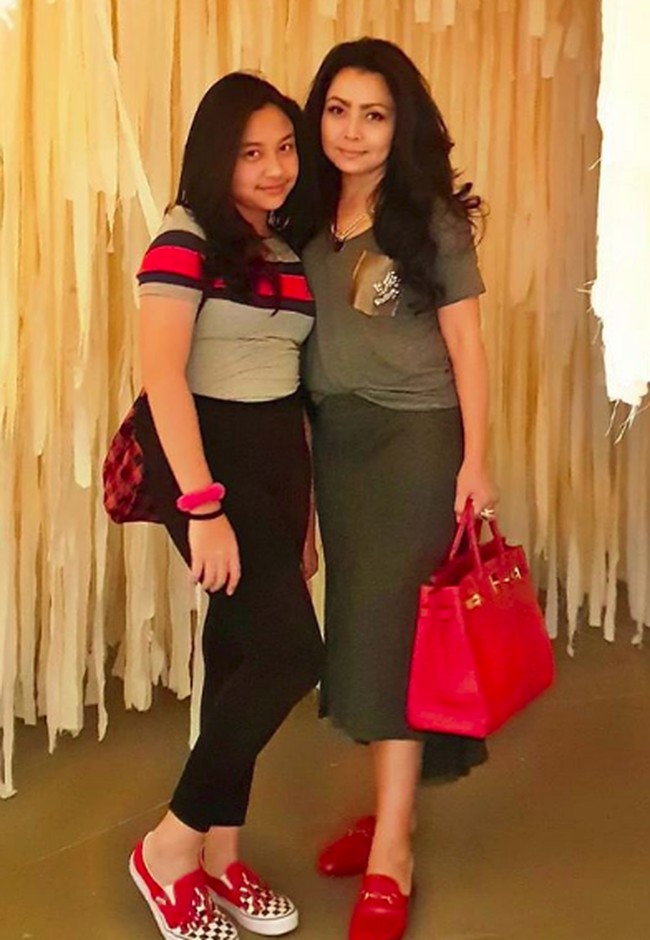 Pernikahan Mayangsari dengan Bambang Trihatmodjo pada 2011 silam sempat menggegerkan publik. Pasalnya saat keduanya menjalin asmara, Bambang masih berstatus suami dari Halimah. Pernikahan mereka dikaruniai satu anak Khairani Siti Hartina Trihatmodjo. Mayangsari yang dulunya berprofesi penyanyi kini lebih sering tampil sebagai sosialita. Foto: Instagram