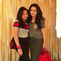 Pernikahan Mayangsari dengan Bambang Trihatmodjo pada 2011 silam sempat menggegerkan publik. Pasalnya saat keduanya menjalin asmara, Bambang masih berstatus suami dari Halimah. Pernikahan mereka dikaruniai satu anak Khairani Siti Hartina Trihatmodjo. Mayangsari yang dulunya berprofesi penyanyi kini lebih sering tampil sebagai sosialita. Foto: Instagram