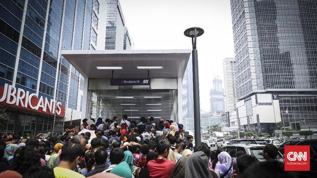 Tiket Multi Trip MRT Belum Dijual, Penumpang Antre di Loket 