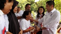 Bazar murah adalah satu dari sederet program dan kegiatan Perindo untuk membantu masyarakat yang juga bertujuan menjadikan masyarakat menjadi lebih produktif. Seperti contohnya program membangun ekonomi masyarakat mulai dari Gerobak Perindo, koperasi nelayan, pemberian alat perontok padi, pelatihan ketrampilan bernilai produktif dan program lainnya. Foto: dok. Perindo