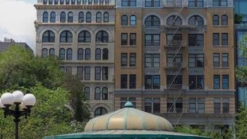 Ia mengaku doodle yang digambarnya kerap mengandung komentar soal politik dan sosial.  (Foto: Instagram/subwaydoodle)