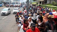 Antrean tersebut terjadi di Stasiun Bundaran HI, Jakarta.