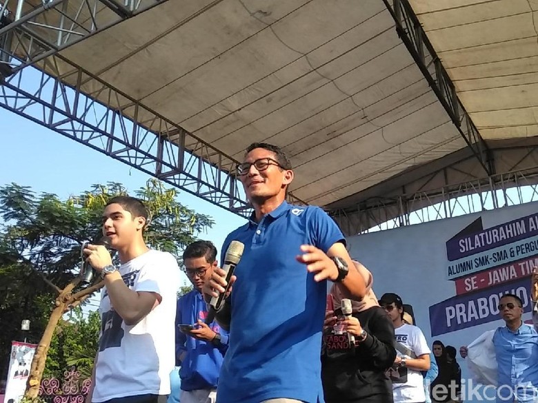 Bersama Al, Sandi Ajak Pendukungnya Nyanyi Hadapi Dengan Senyuman Bersama Al, Sandi Ajak Pendukungnya Nyanyi Hadapi Dengan Senyuman