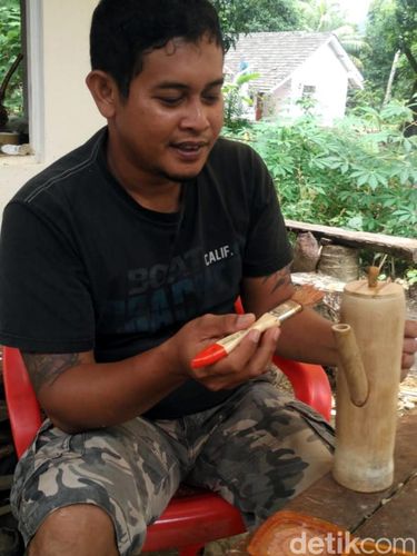 Warga Sukabumi Sulap Limbah Bonggol Kelapa Menjadi Karya Seni