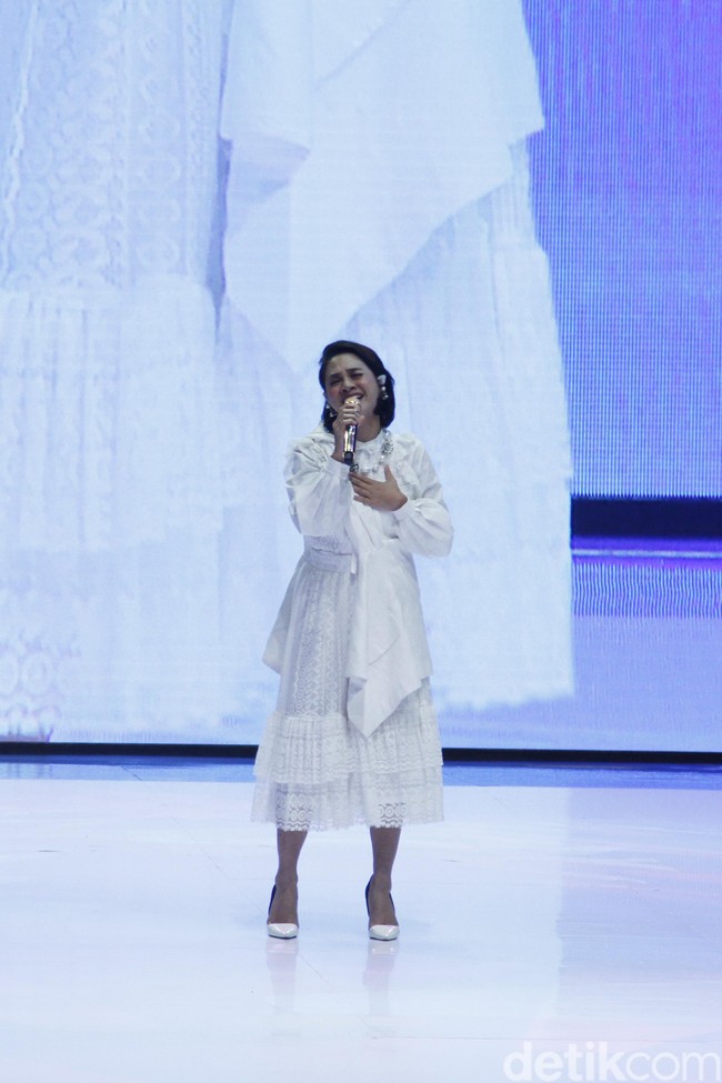 Penyanyi cantik Andien Aisyah ikut hadir di panggung tersebut mengenakan busana karya Barli Asmara. Ia bernyanyi mengiringi para model melenggang di atas catwalk. Foto: Mohammad Abduh/Wolipop