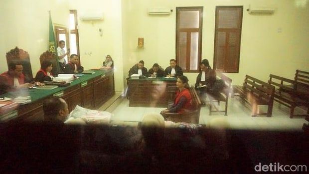 Vanessa Angel di dalam ruang sidang