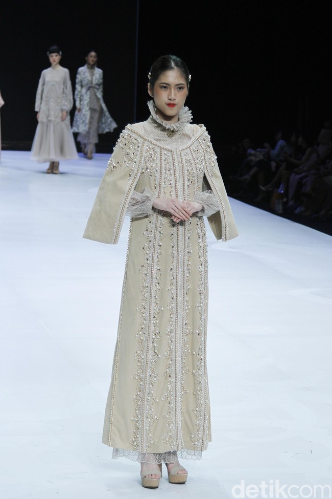 Fashion show enam desainer Indonesia yang berkolaborasi dengan Wardah, mengangkat keindahan Borneo atau Kalimantan di panggung Indonesia Fashion Week 2019, Jakarta Convention Center, Senayan, Jakarta, Sabtu, [30/03/2019]. Foto: Mohammad Abduh/Wolipop