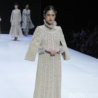 Fashion show enam desainer Indonesia yang berkolaborasi dengan Wardah, mengangkat keindahan Borneo atau Kalimantan di panggung Indonesia Fashion Week 2019, Jakarta Convention Center, Senayan, Jakarta, Sabtu, [30/03/2019]. Foto: Mohammad Abduh/Wolipop