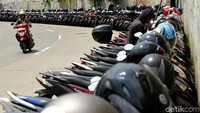 Begini penampakan parkir liar di sekitar Stasiun MRT Lebak Bulus, Jakarta, Senin (1/4/2019).